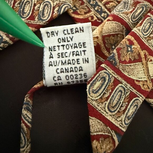 The Metropolitan Museum Of Art All Silk Greek Patterned Necktie Made in Canada - Picture 6 of 9